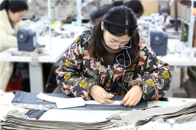 百人就業家門口，服飾加工點亮鄉村微工廠