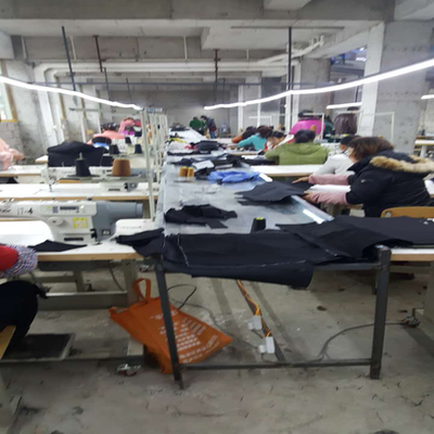 化起鎮(zhèn)服裝廠 小車間撬動(dòng)大民生，服飾加工織就脫貧路